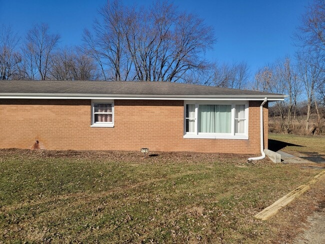 Building Photo - 1703 Pinewood Ln