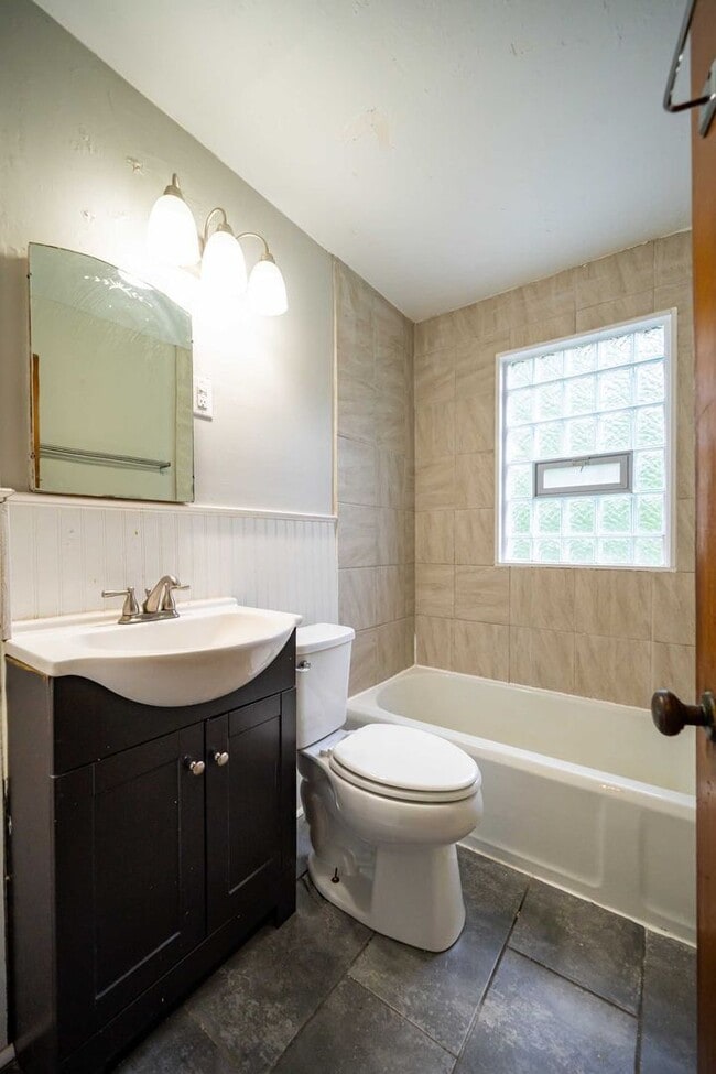 Building Photo - 213 E Hudson St