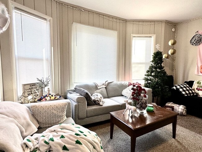 Building Photo - AVAILABLE JUNE - Updated 4 Bed 1 Bath