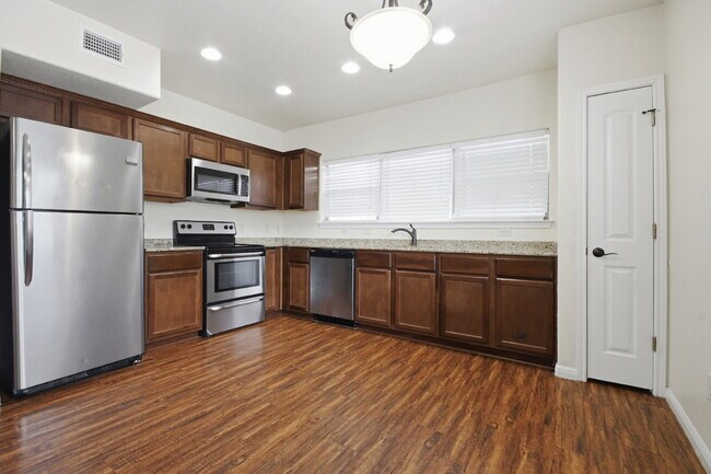 Building Photo - 302 W San Antonio St