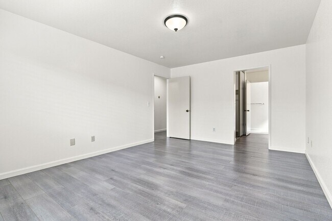 Building Photo - 745 Cedar Dr