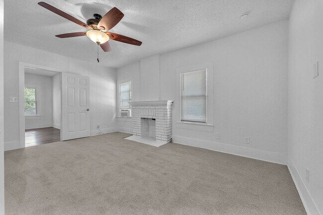 Building Photo - 402 Ada St