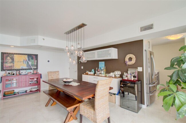 Building Photo - 5900 Collins Ave