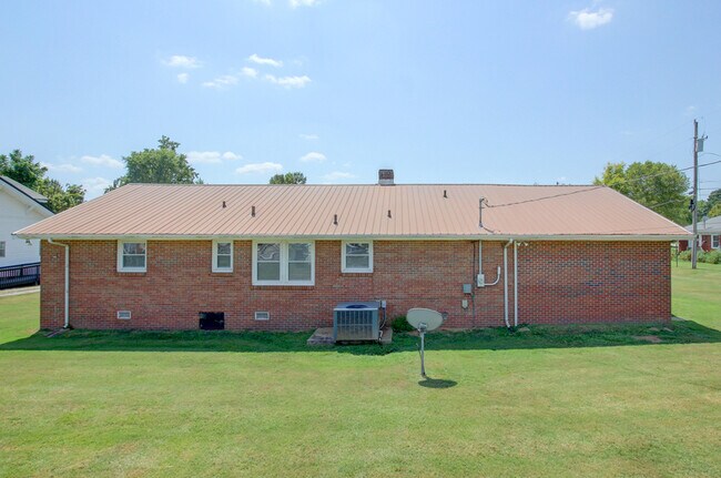 Building Photo - 104 W McReynolds Dr