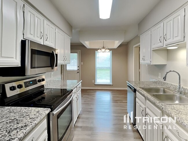 Building Photo - 828 W Embercrest Dr