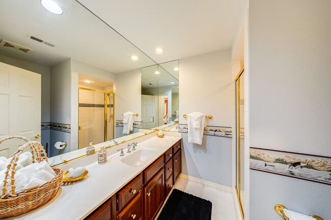 Building Photo - Fully Furnished Daylight Basement 2 Bedroo...
