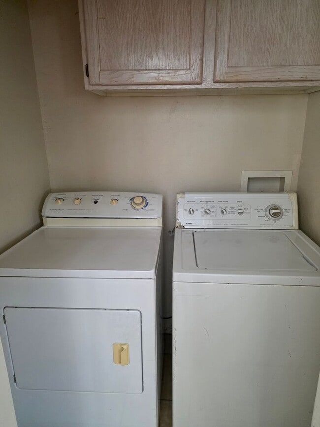 Building Photo - Cute and Clean- 1 bedroom/1 bath home with AZ room in Central BHC