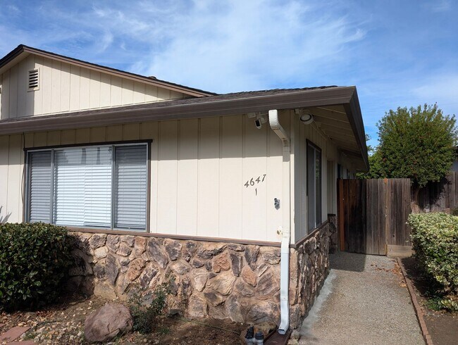 Building Photo - 4647 E Rishell Ct