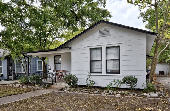 Building Photo - Hyde Park Hideaway! 3/2 with washer/dryer,...