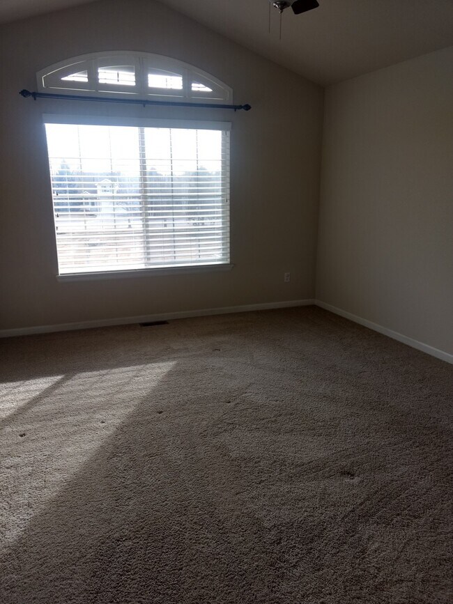 Building Photo - 2 bed/3 bath with spacious finished basement!