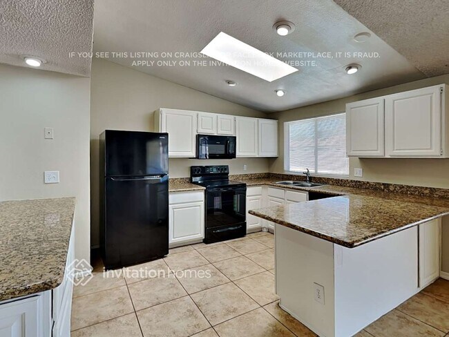 Building Photo - 10108 W Glenrosa Ave