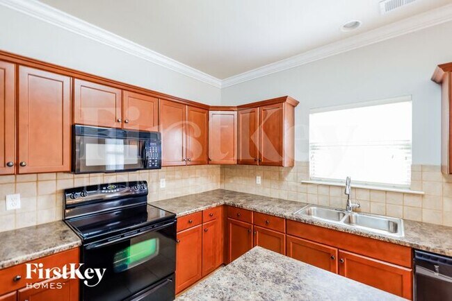 Building Photo - 2072 Shamrock Ln