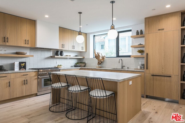 Building Photo - 610 S Van Ness Ave