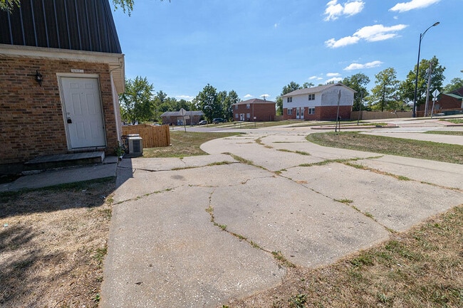 Building Photo - 6108 E St Charles Rd