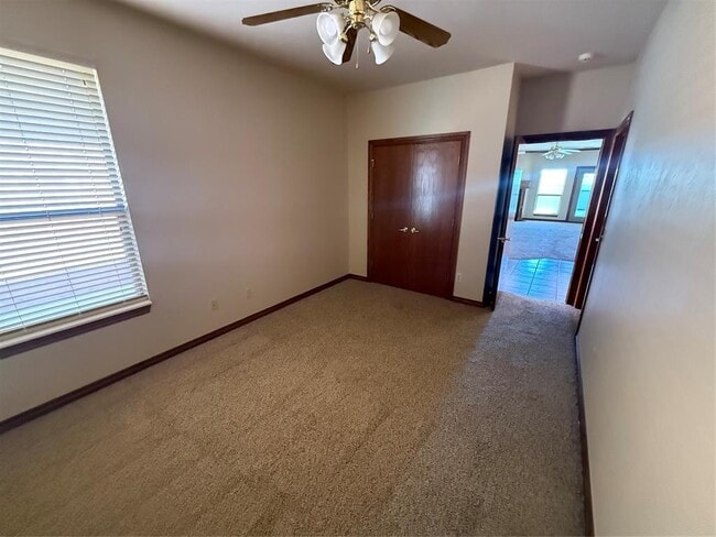 Building Photo - 9220 Roadrunner Ave