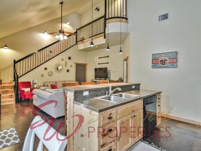 Building Photo - Luxurious two-story townhouse