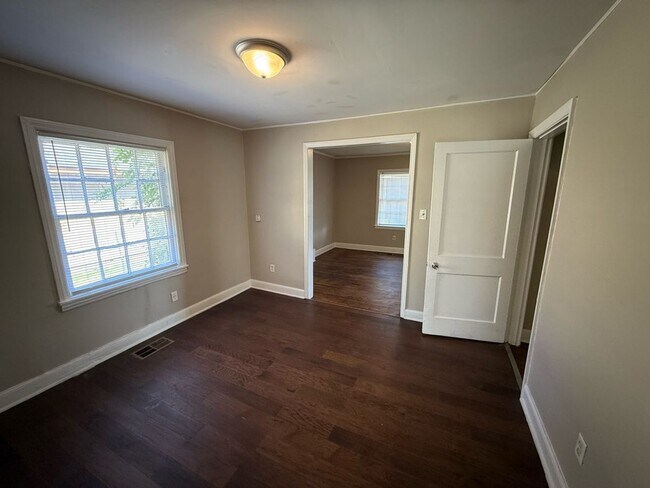 Building Photo - Great family-friendly home with 3 beds and...