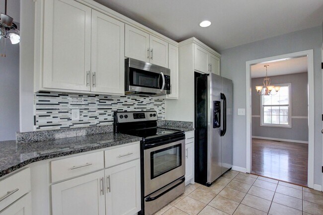 Building Photo - Sweet Splitlevel with Awesome Basement Area