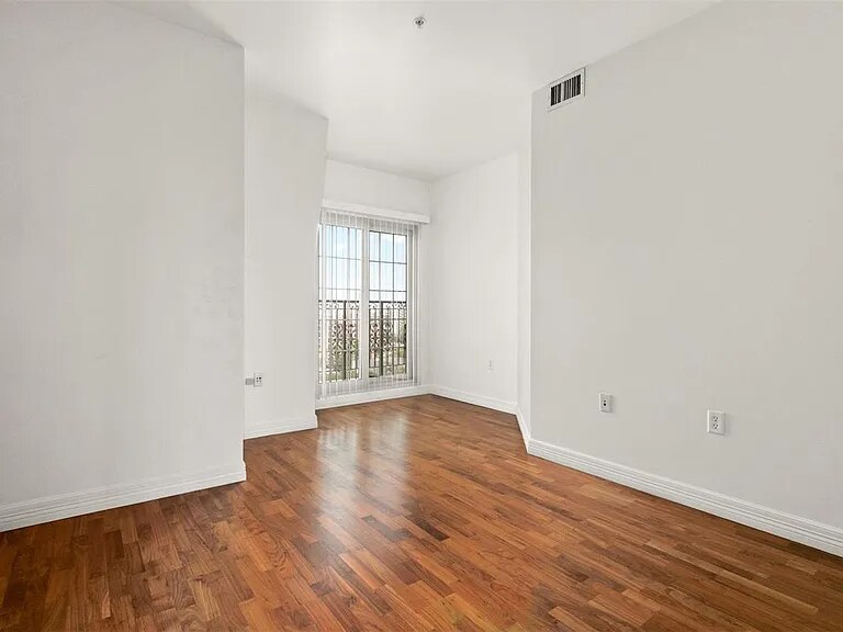 Building Photo - 975 Lincoln St