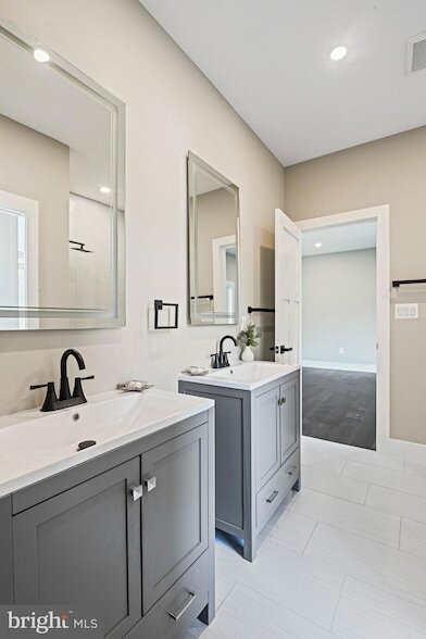 Building Photo - 9615 Locust Hill Dr