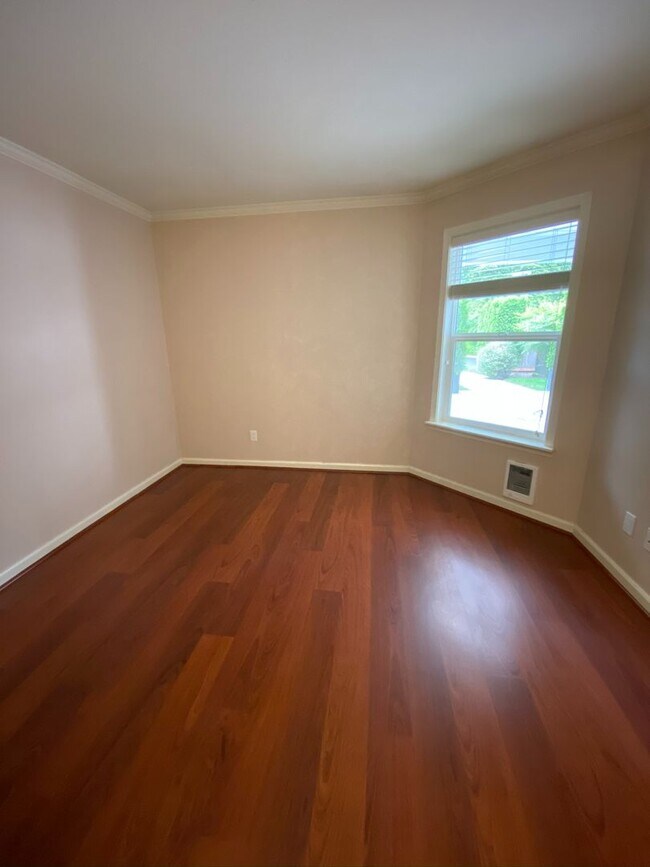Building Photo - Desired Location in Kirkland - 2 Bedroom 2...