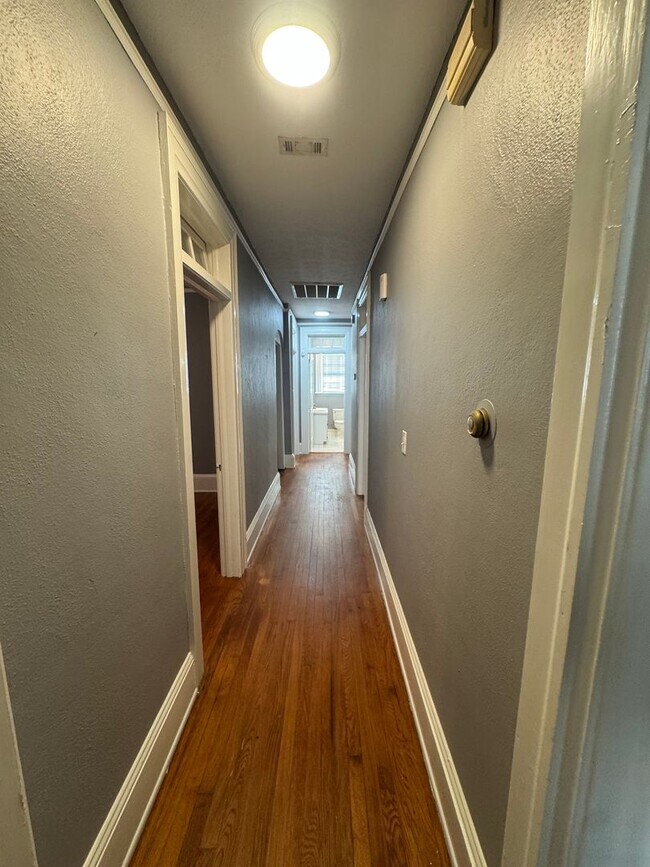 Building Photo - Lovely Cloverdale Idlewild Home