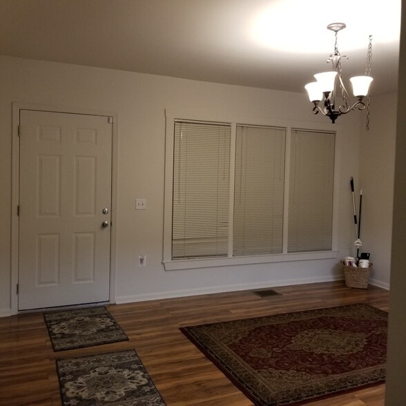 Building Photo - 332 Dennis Ave