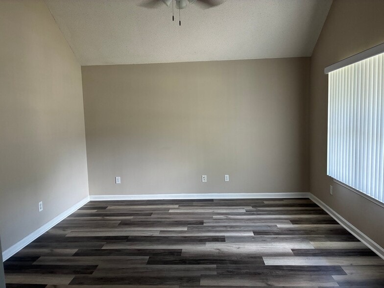 Building Photo - 301 Strawbridge Ln
