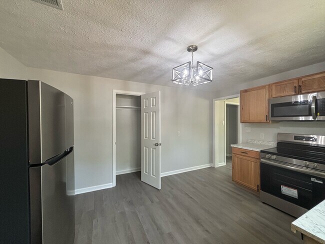 Building Photo - 211 Gertrude St