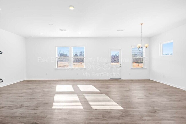 Building Photo - 2133 Riverbend Ave