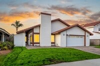 Building Photo - Beautifully Updated Huntington Beach 3 Bedroom / 2 Bathroom Home