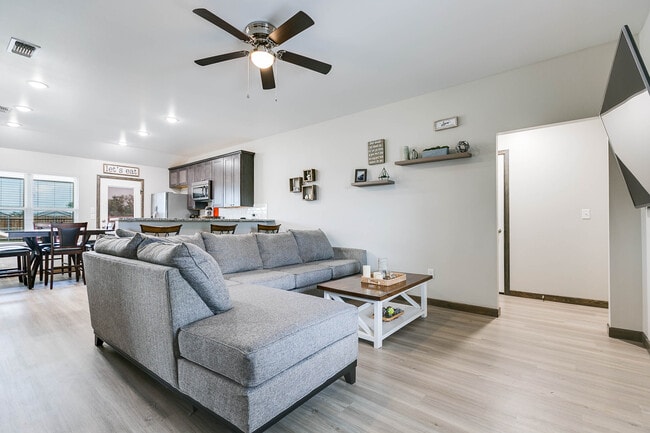 Building Photo - 420 E 48th St