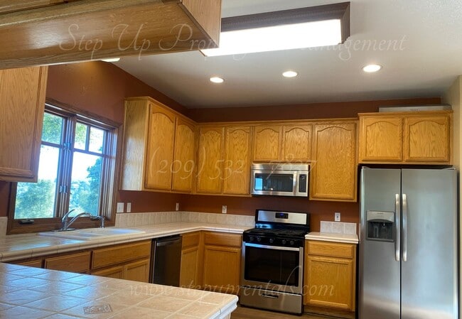 Building Photo - Elegant Mountain-View Home with Solar, Wel...