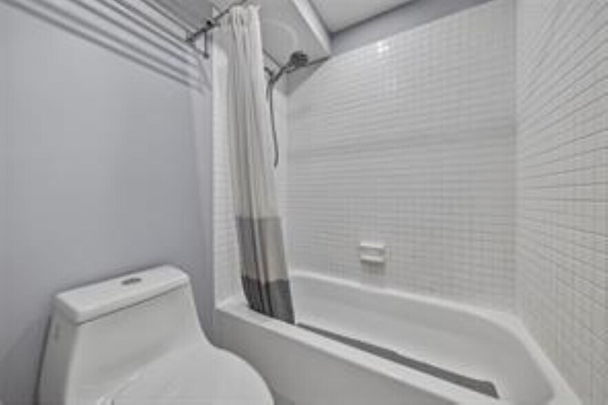 Building Photo - 1800 N Andrews Ave