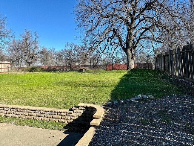 Building Photo - Charming Home with Open Floor Plan in West Redding