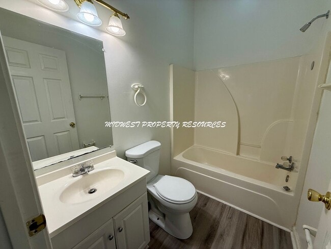 Building Photo - Quaint 2 bedroom 2 bath Near The Square in...