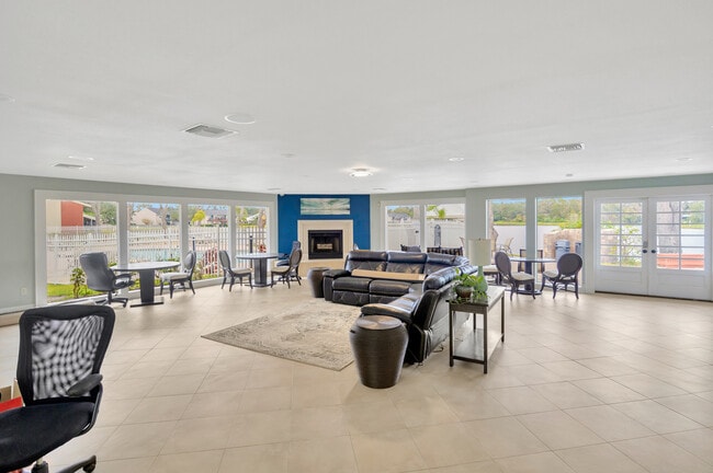 Building Photo - Lake Parsons Green