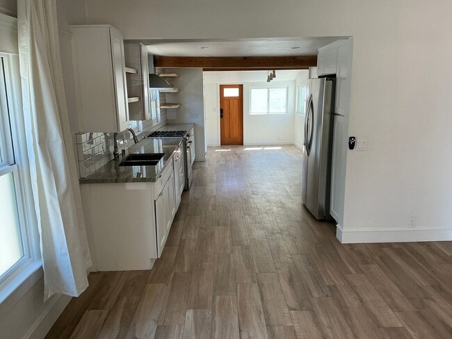 Building Photo - Beautiful 4 Bedroom 2 Bath Home in Old Tow...