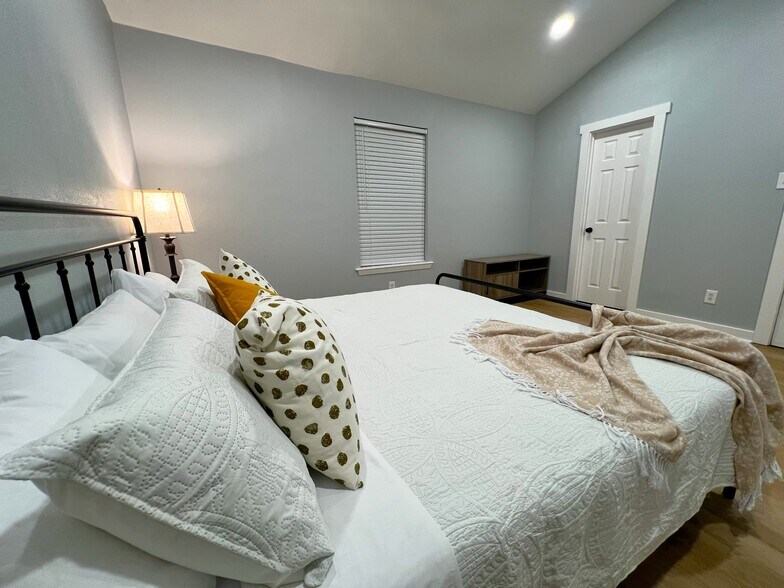 Master Suite (Extra Fee $1000) - 320 Applewood Ln