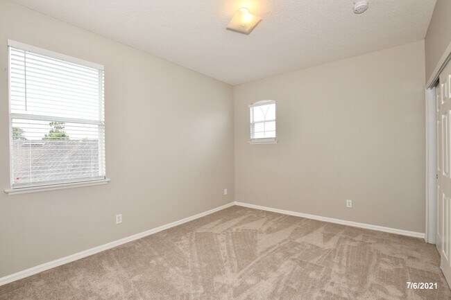 Building Photo - Gorgeous 4/2.5 Home with a 2 Car Garage Lo...