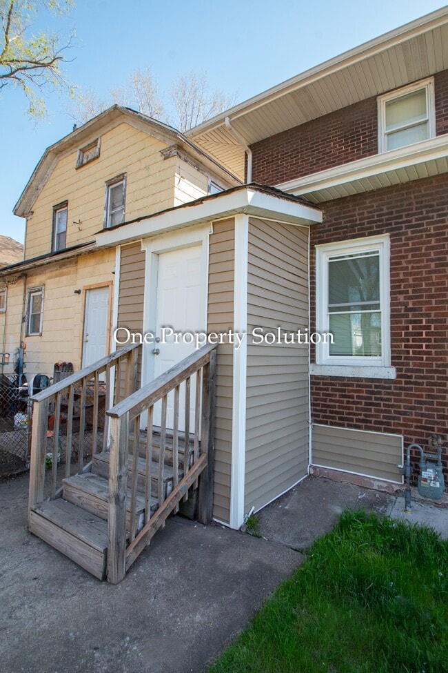 Building Photo - 456 Tyler St