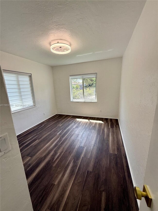 Building Photo - 1215 SW 15th St