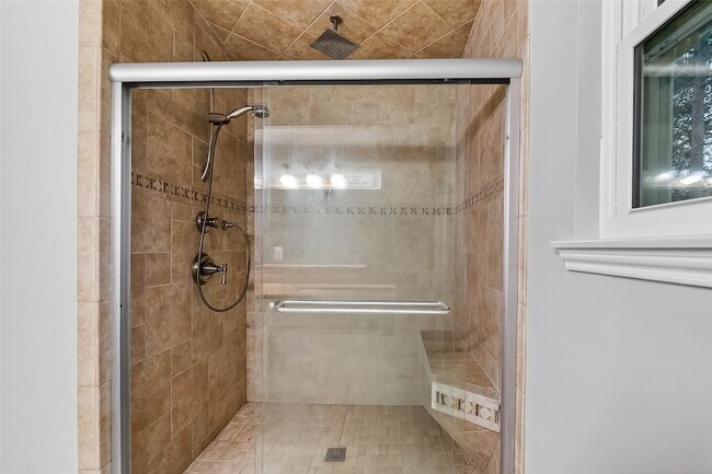 Building Photo - 2402 Oak Shores Dr