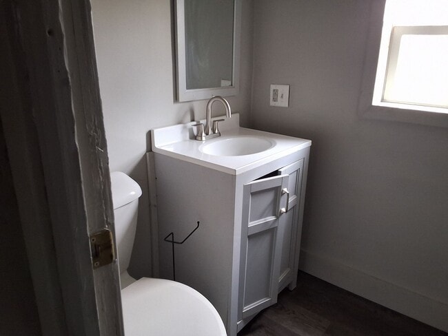 Building Photo - Cozy 2 Bed, 1.5 Bath Home