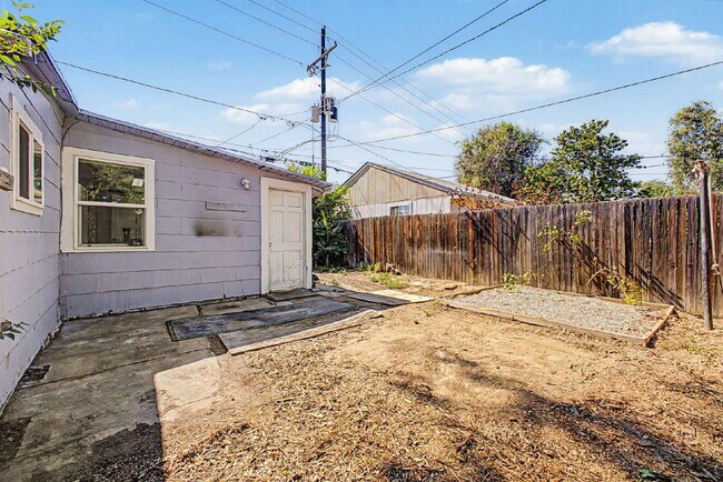 Building Photo - "Charming 1-Bed 1 bath in Englewood – Cozy 400 Sq Ft Living!"