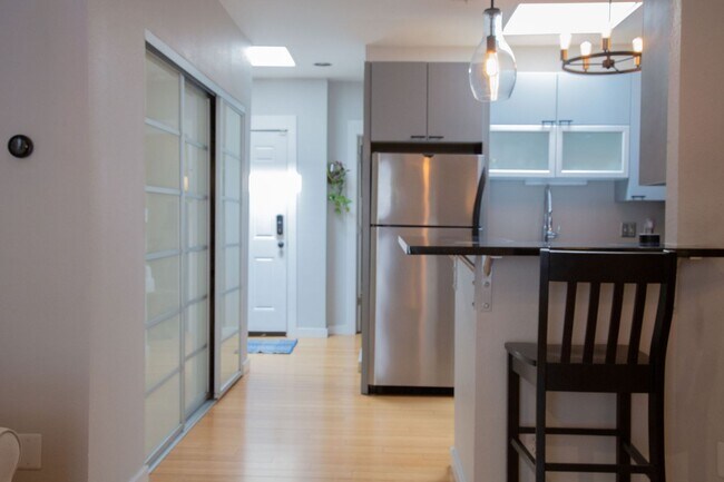 Building Photo - Chic 1-Bedroom Condo in North Capitol Hill...