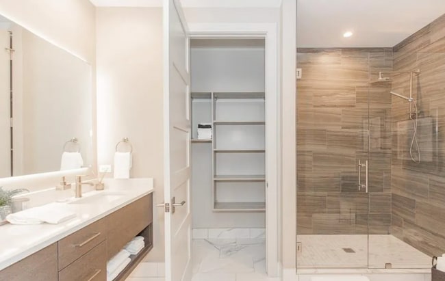 Building Photo - 1 bedroom condo, located steps from all of...