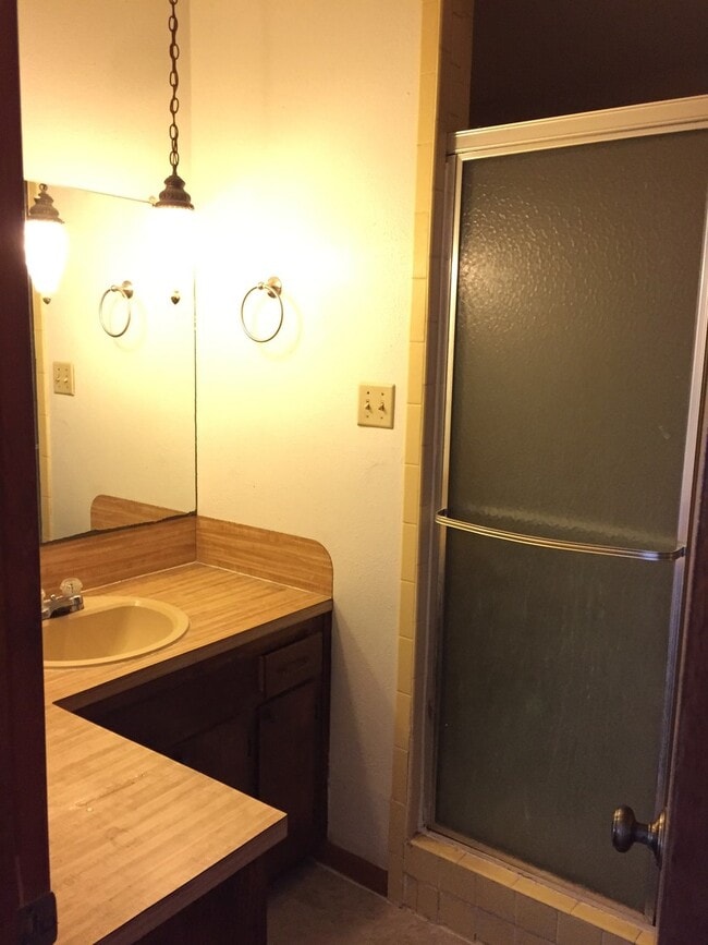 Building Photo - 3 Bedroom 1.75 Bath with a Spacious Lot