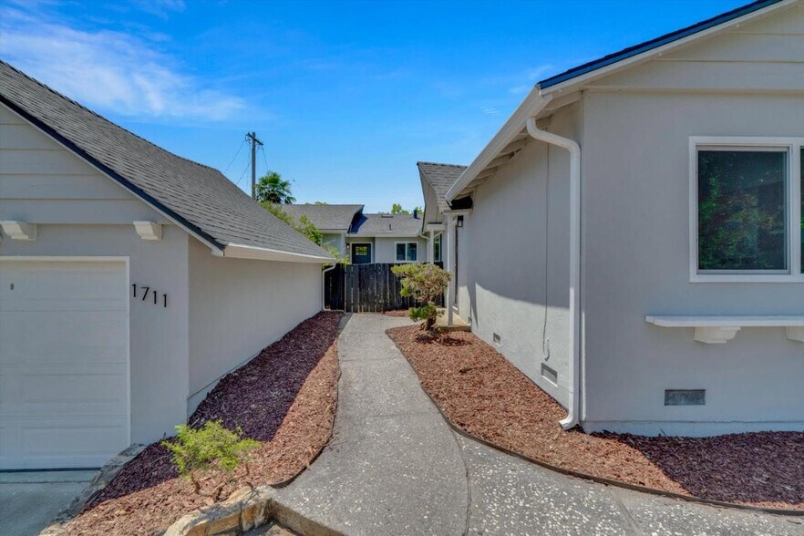 Building Photo - 1711 Marshall Ct