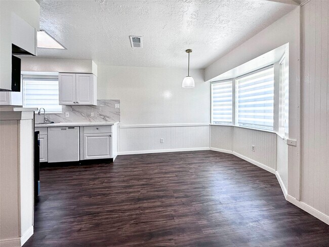 Building Photo - 9270 Theysen Dr
